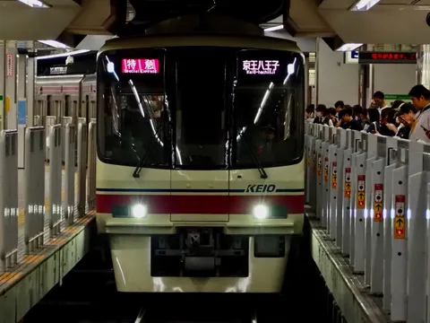 光と影、列車の旅立ち