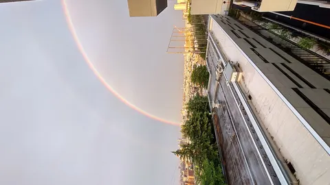輝く二重の虹と街並み