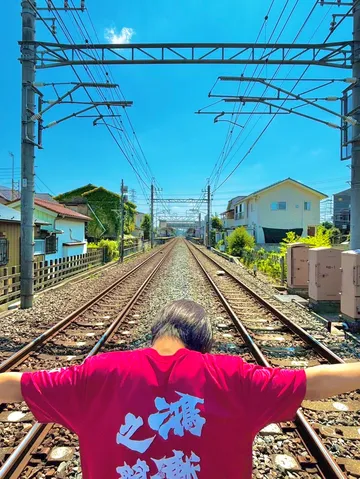 真っ直ぐな線路と広がる青空
