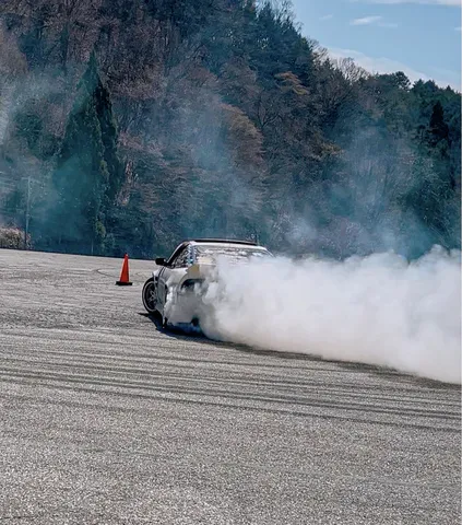 白煙上げて豪快ドリフト