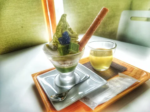 抹茶とワッフル、静かな午後のひととき