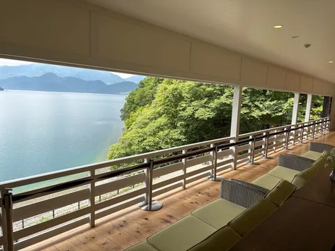 湖畔のテラスで深呼吸