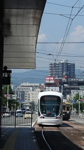 白い路面電車が走る街角