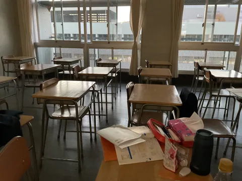 静寂の教室、午後の日差し