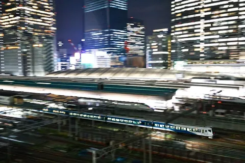 夜景を駆け抜ける光の列車