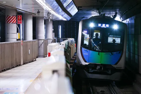 駅トンネルの光る出会い