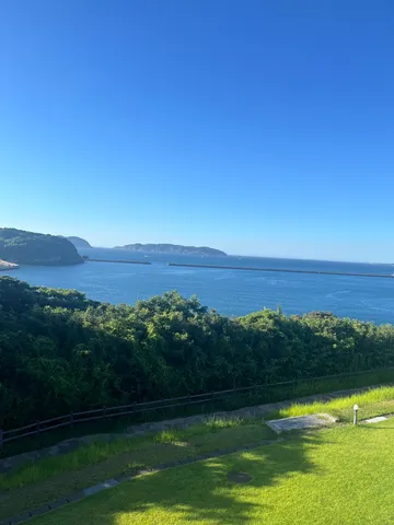 青い空と海、緑のコントラスト