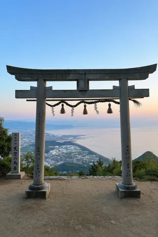 天空へと続く、祈りの鳥居