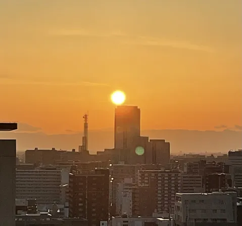 黄金色の空と都市のシルエット