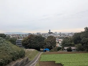 坂を下る道、遠くの街並み