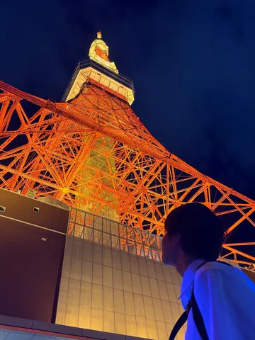 夜空にそびえる光の塔