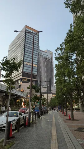 都会のビルの谷間の散歩道
