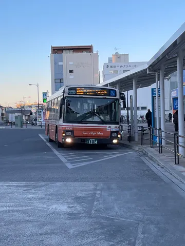 夕暮れ時のバス停、静かな日常