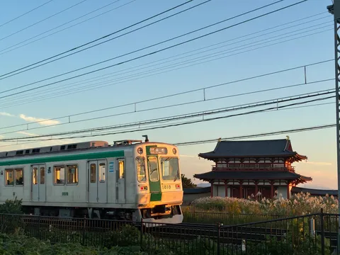 夕暮れのtrainと古都の佇まい