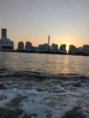 水面に映る都会の夕暮れ