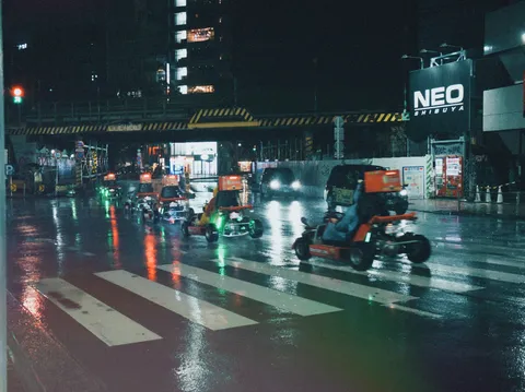 雨夜の公道カートレース、ネオンの残像