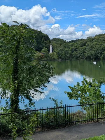 湖畔に佇む灯台と夏の空