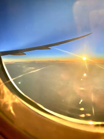 飛行機窓からの黄金の空