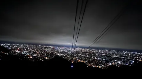 夜景を照らす空の道