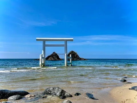 海に立つ鳥居、悠久の青