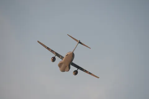 青空を舞う輸送機