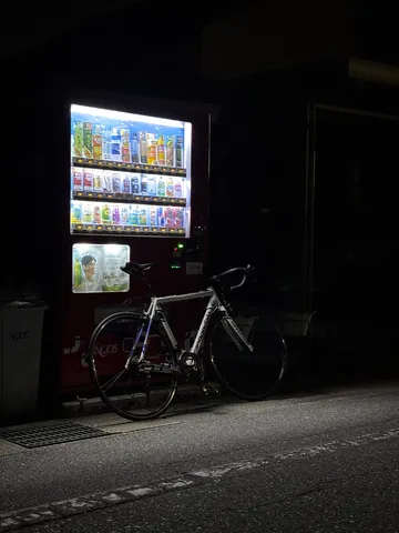 夜の自動販売機と自転車