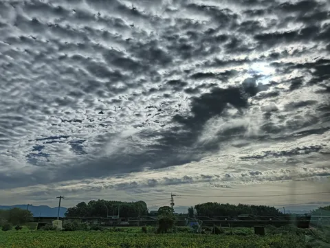 雲の畝と光の筋