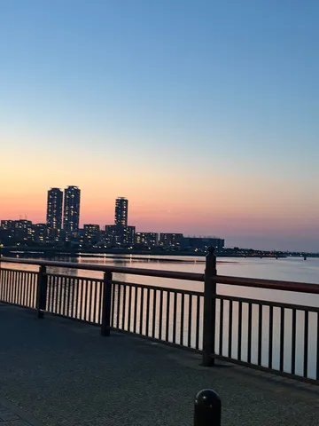 都会の夕暮れ、水辺の静寂