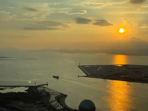 夕暮れの港に光の道