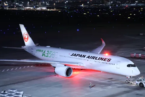 ライトに照らされるA350の雄姿