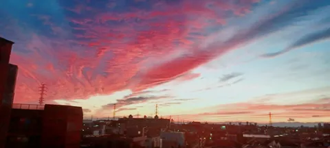 夕焼けと街のシルエット