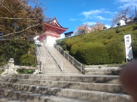 古刹へ続く石段の道