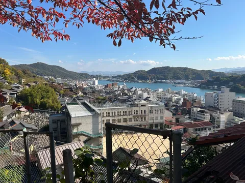 秋色の季節、海辺の街並み