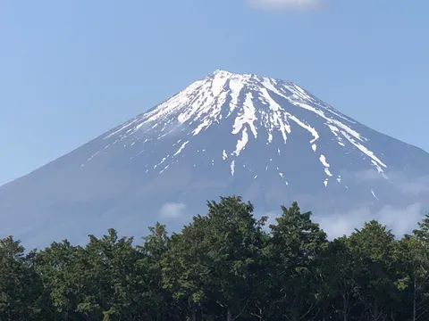 雪化粧の富士山、息をのむ瞬間