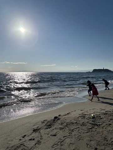 光あふれる波打ち際、何を狙う？