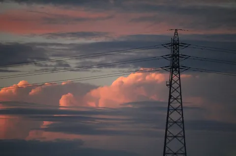 夕暮れ、鉄塔と電線