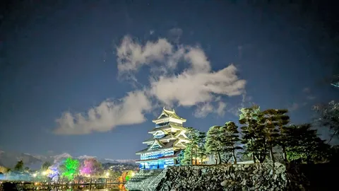 夜空に浮かぶ光の城