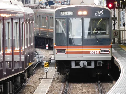 都会の線路、二つの列車の鼓動