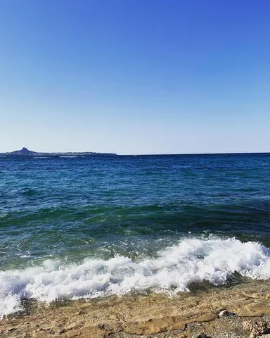 青い海と空、穏やかな海岸線
