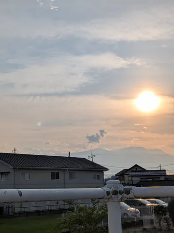 静寂に包まれた夕暮れの山並み