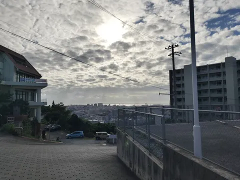 丘の上の海風景