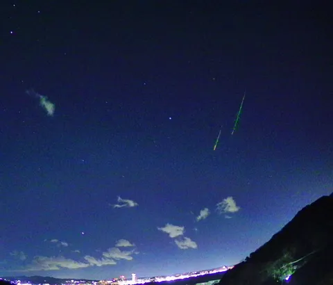 夜空を彩る二筋の光