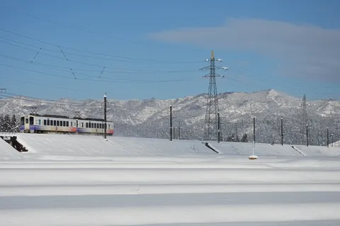 雪景色の中を走る列車