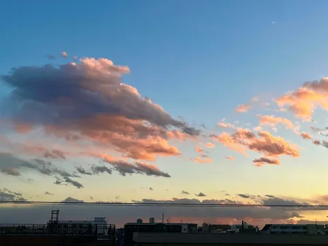夕焼けに染まる雲のグラデーション