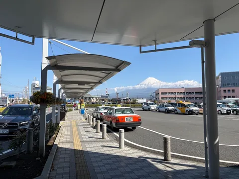 青空と富士を望む駅前風景