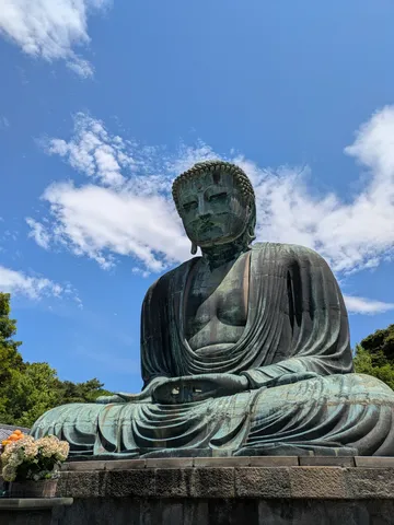 青空に静かに瞑る像