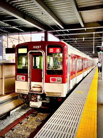 都会を彩る赤い列車