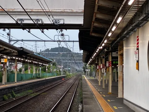 旅情を誘う、雨上がりの静かな駅