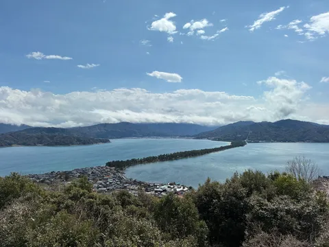 青い海と緑の帯