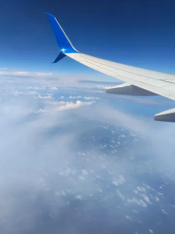 雲海の上、青い翼の旅